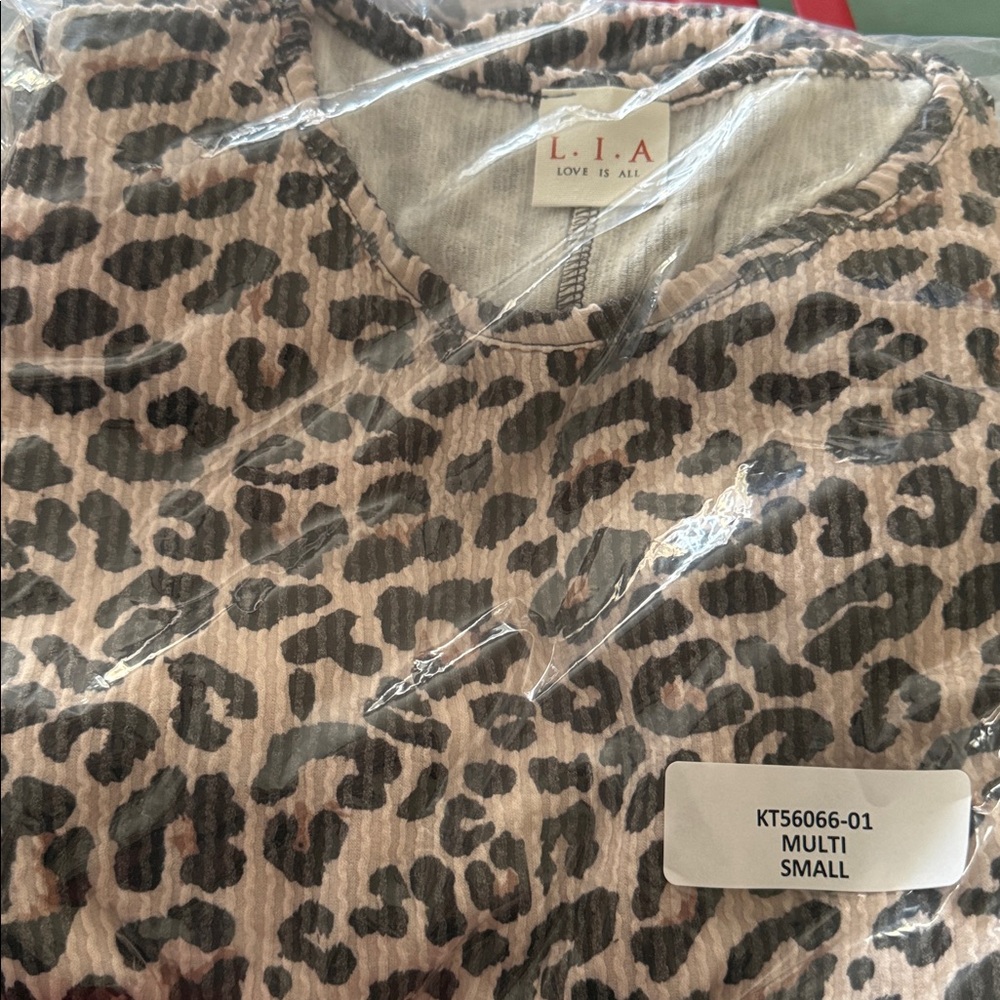 L.I.A (love is all) Stylish Leopard Print Puff Sleeve Blouse 🆕 - Picture 5 of 5